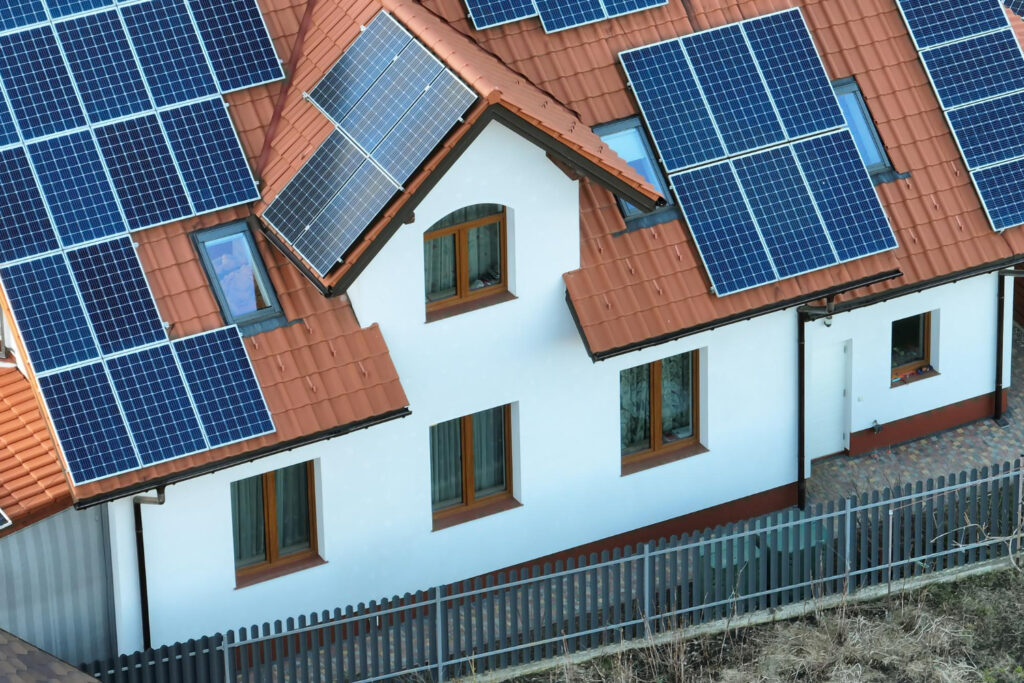 Obowiązkowa fotowoltaika w budynkach – od kiedy i kogo obejmie Przewodnik po dyrektywie EPBD