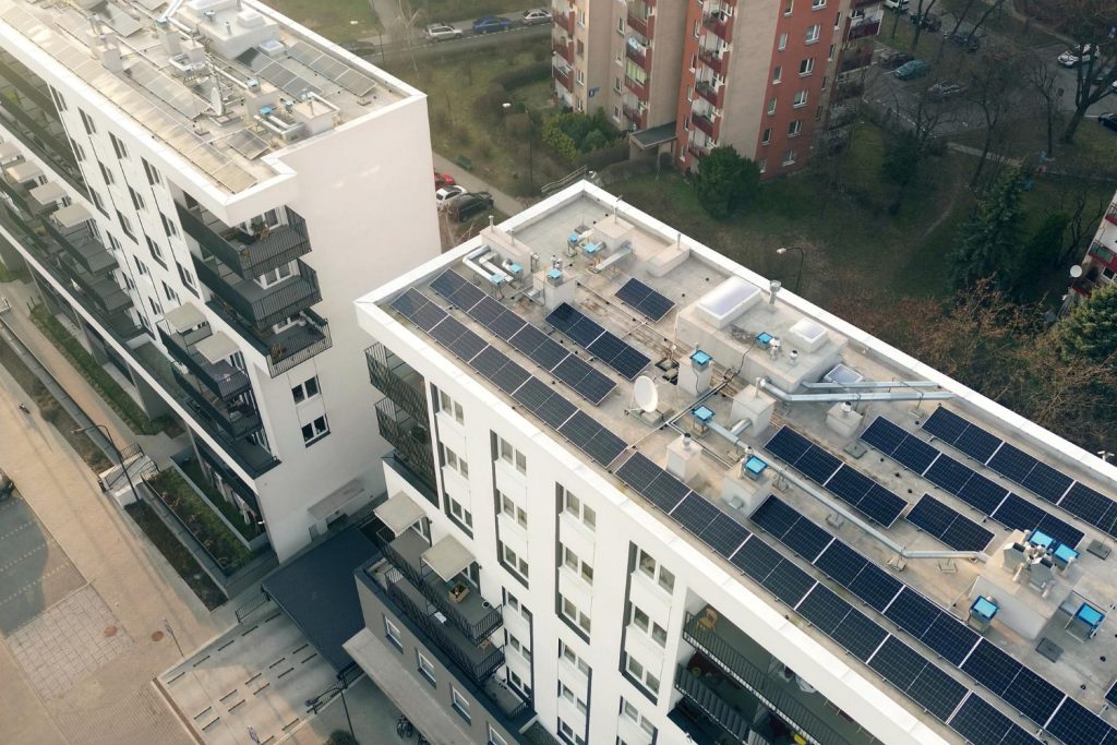 Zakaz magazynów energii w blokach Nowe przepisy mogą zatrzymać rozwój balkonowej fotowoltaiki i domowego magazynowania energii
